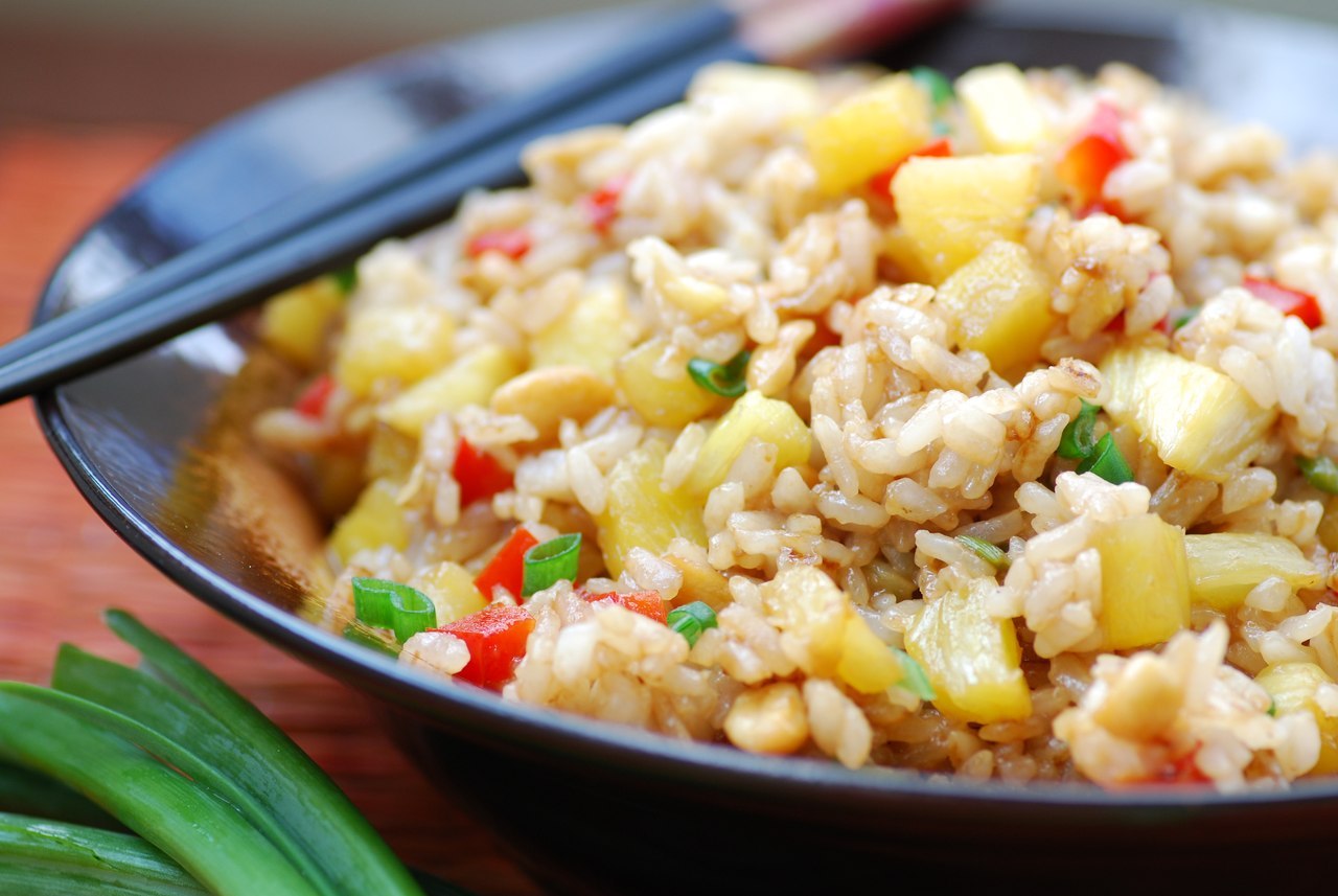 Рецепт вкусного риса с овощами. Тори тяхан. Гарнир "рис с овощами" постная паэлья. Тайский жареный рис с ананасом. Рис с овощами по Азиатски.